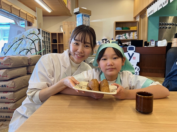 「丸亀製麺 手づくり体験教室」で永島さん親子がつくったいなり