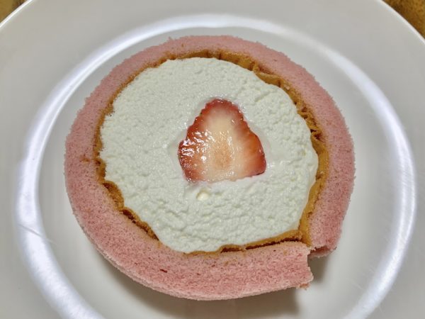 ローソンの「いちごのロールケーキ(いちごソース入り)」