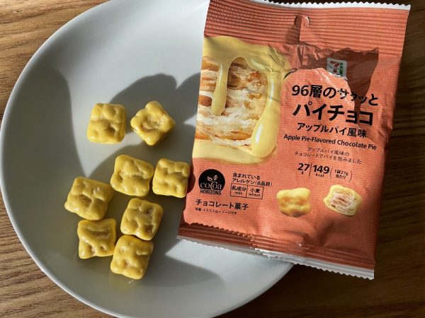 「セブンプレミアム サクッとパイチョコ アップルパイ風味」のパッケージと本体