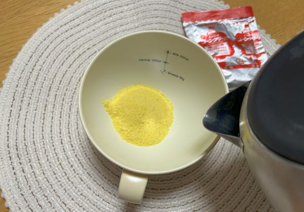 カインズ「グラノーラ・スープ用カップ HAJIKU ベージュ」でレトルトのコーンスープを作る図
