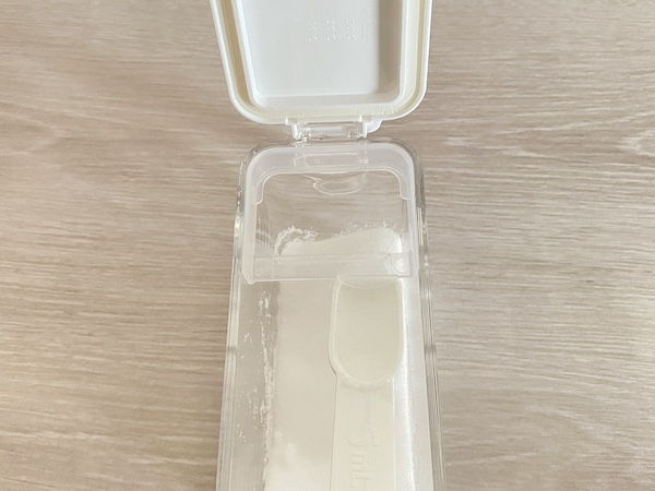 ニトリ、片手で計量できるポット2で、塩を小さじ1杯すりきりで計っている様子。