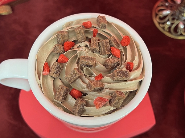サンマルクカフェの「メルティ生ショコラ＆ベルギーチョコホイップ ホットチョコ」はコクのあるホイップがのっている