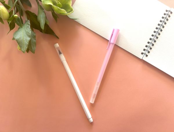セリア「メタ鉛筆」と「ペン型のり」を並べた図