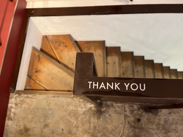 階段の手すりに、THANK YOUとメッセージが書かれている。