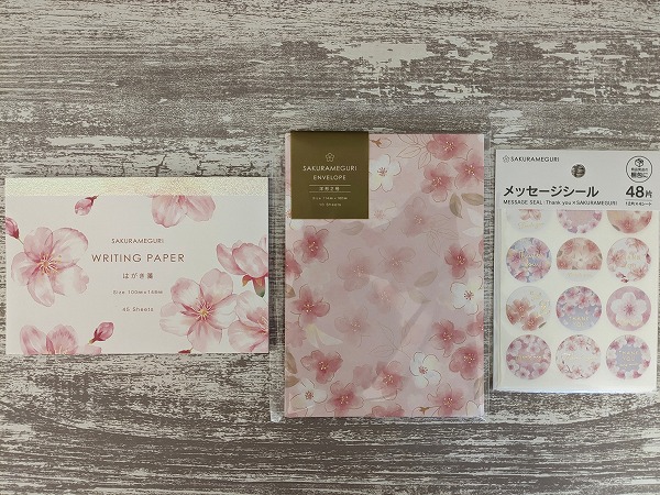 キャンドゥ（左から）桜巡りはがき箋 45枚、桜巡り封筒洋形2号 10枚 、桜巡りメッセージシール サンキュー 48片 