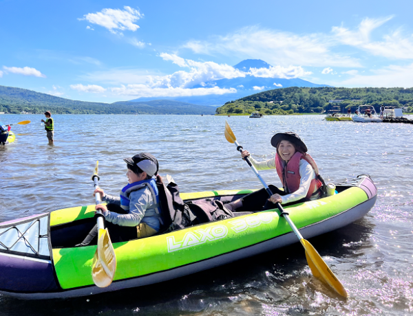 夏にはキャンプ、ケイビング（洞窟探検）、SUPなどのウォータースポーツも盛んな山中湖