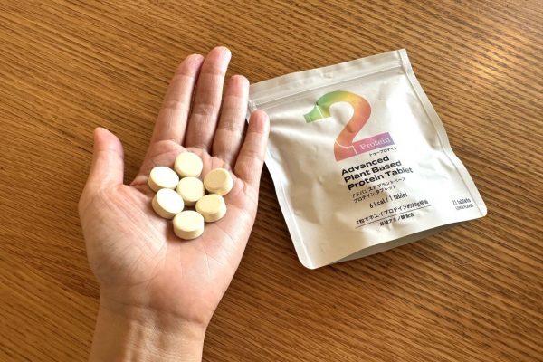 2Protein アドバンスト プラントベース プロテイン タブレットを手に出している