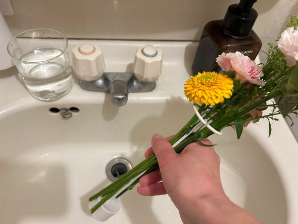 カインズ「フラポ」に花を生けたまま水替えする図