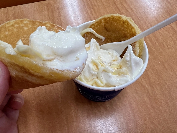 ミニストップの「パンケーキソフト　メープル風シロップ＆マーガリン」はパンケーキにソフトクリームをのせても美味しい