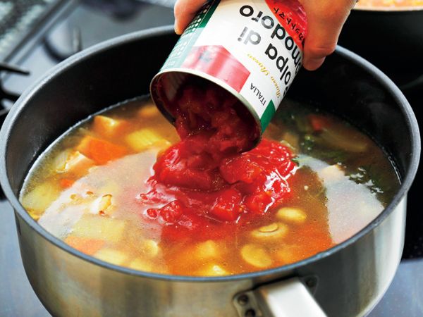 コンソメスープにトマト缶を加える