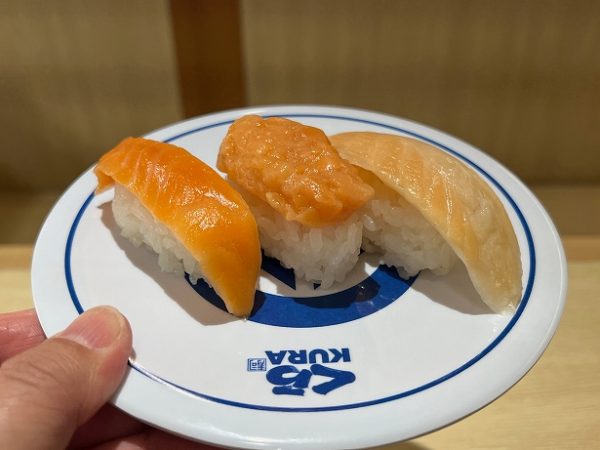 くら寿司の「サーモン食べ比べ三種盛り」