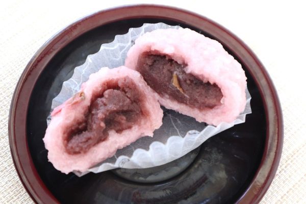 「北海道十勝産小豆使用　桜もち」の断面