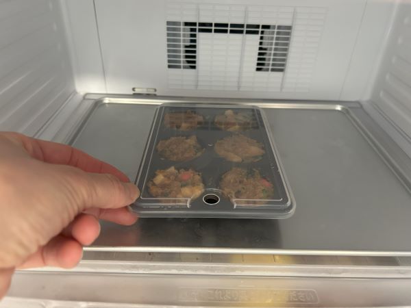 セリア「みそ玉ストッカー」を冷凍庫に入れる図