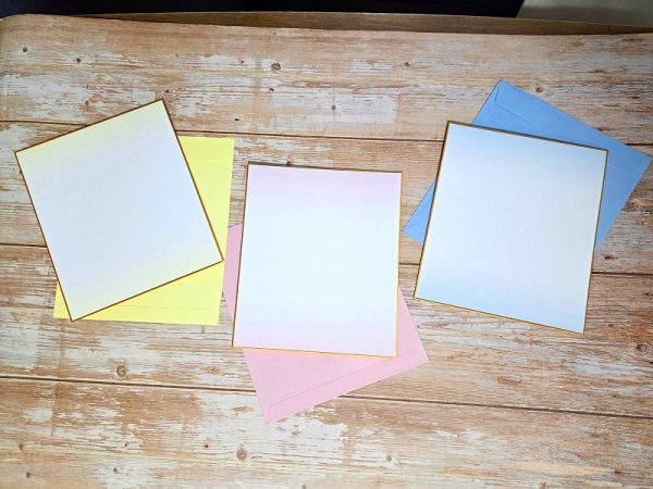色紙（封筒付、グラデーション）18×21cm（左から）黄色、ピンク色、水色