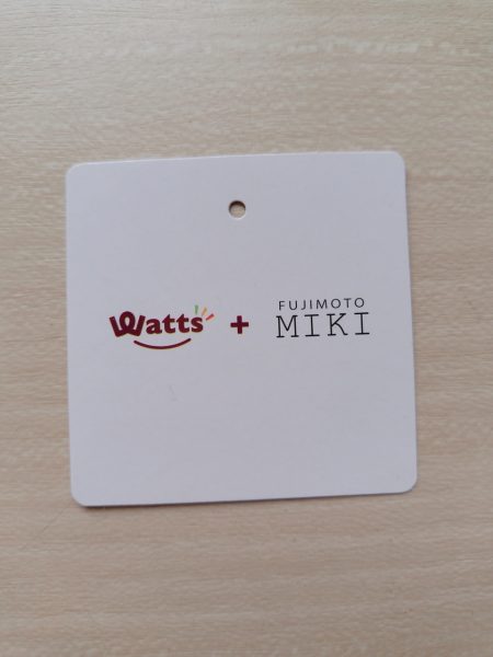 コラボレーション商品には「Watts＋FUJIMOTO MIKI」のタグがついています。