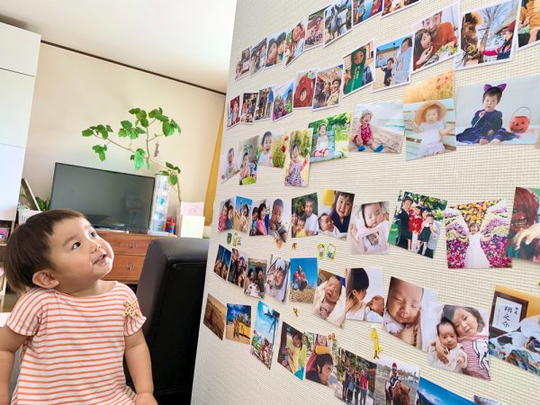 壁に並んだ写真を、よく嬉しそうに眺めています。 家族の会話のきっかけにも。 