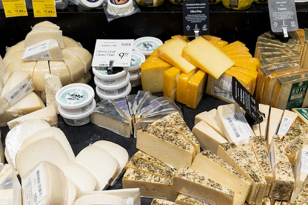 チーズマスターがいるチーズ売り場。