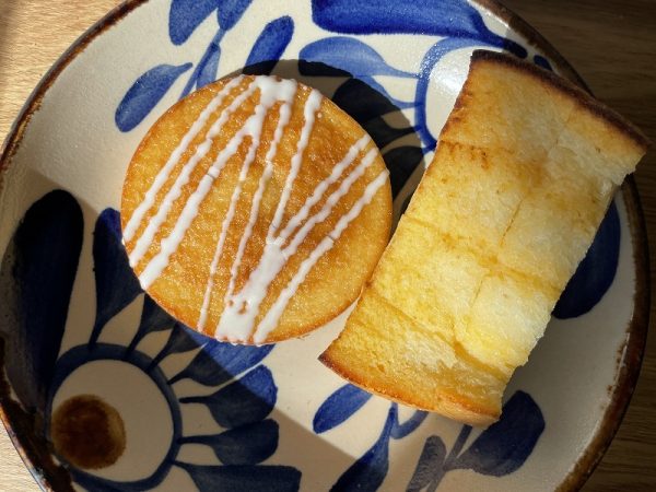 ７プレミアム たまごと発酵バターのフレンチトーストと、７カフェ クランブルケーキりんご入りの本体を並べたところ