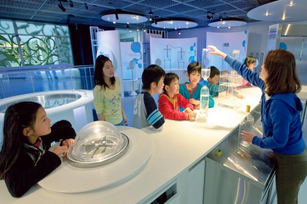 「東京都水の科学館」の水の実験室