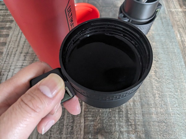 ダイソー　アウトドアコーヒーメーカーカップセットを使用している様子