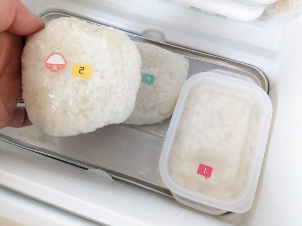 キャンドゥ　冷凍保存用シール ごはん パンを貼ったラップと保存容器
