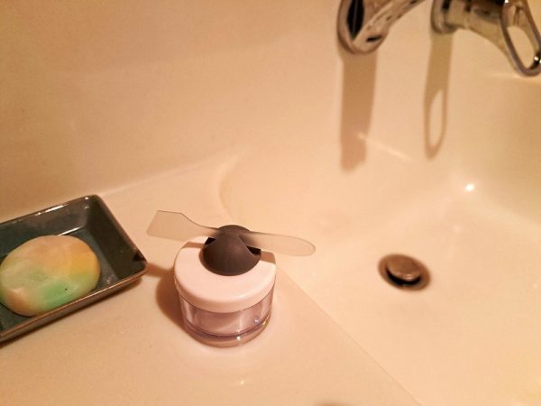 洗面所の化粧品容器とスパチュラスタンド