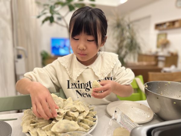 子どもが夕飯づくりのお手伝い